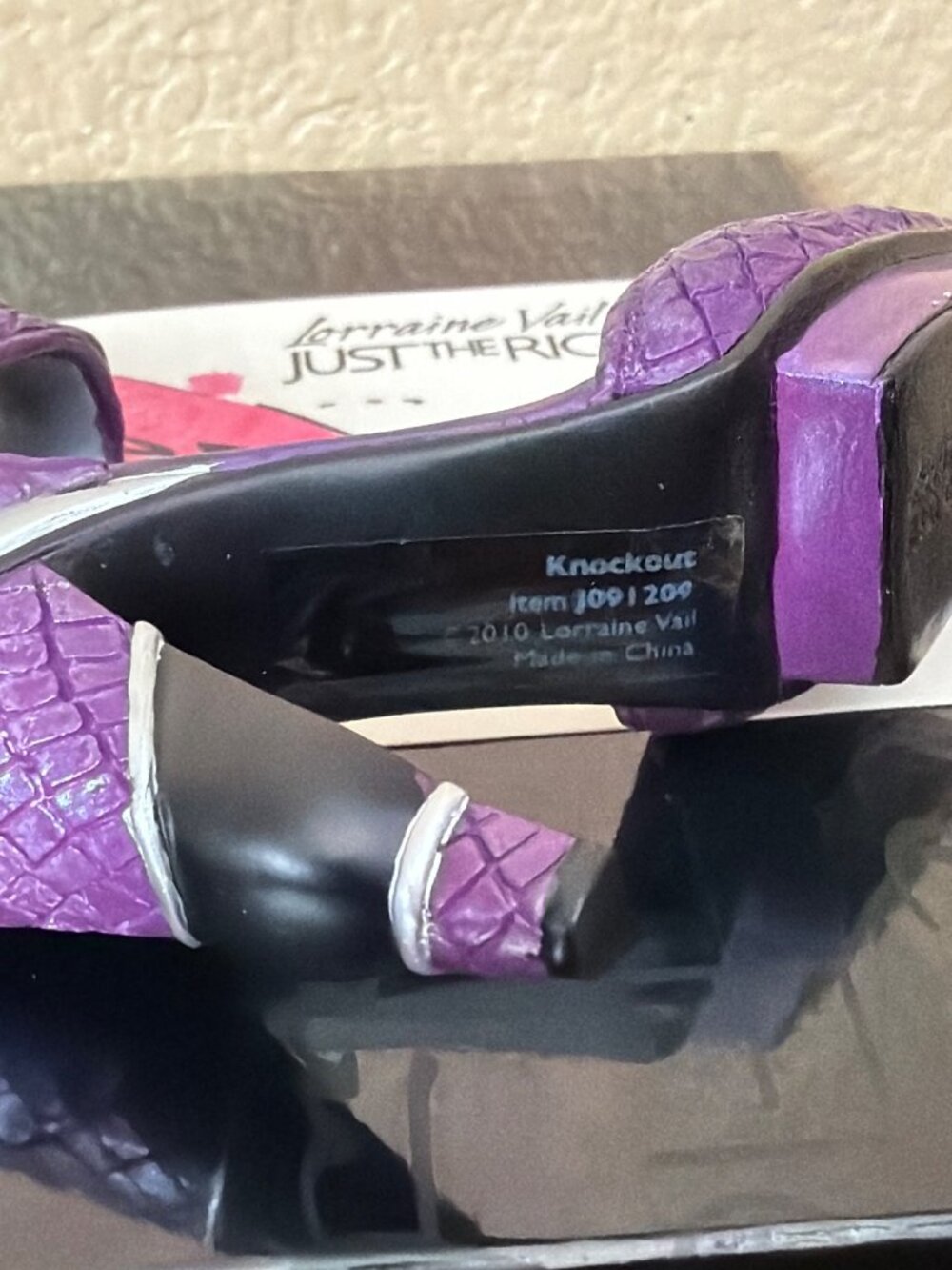 2010 Lorraine Vail Just the Right Shoe "Knockout" Mini Shoe Fig Purple NEW - Picture 10 of 10